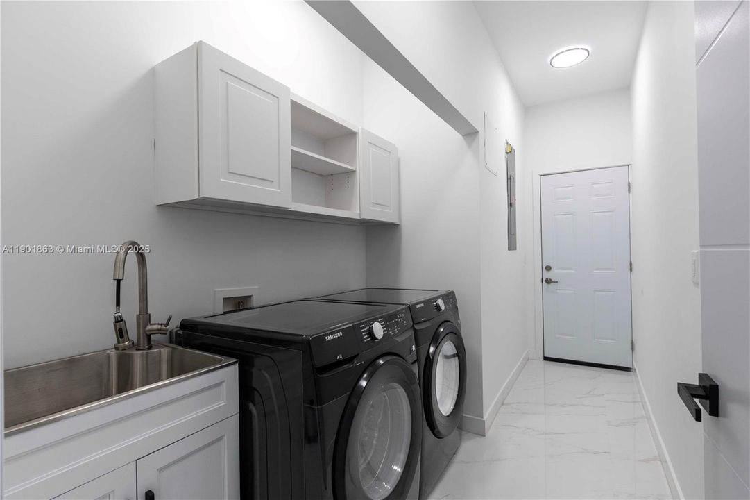 For Sale: $799,900 (4 beds, 3 baths, 2295 Square Feet)