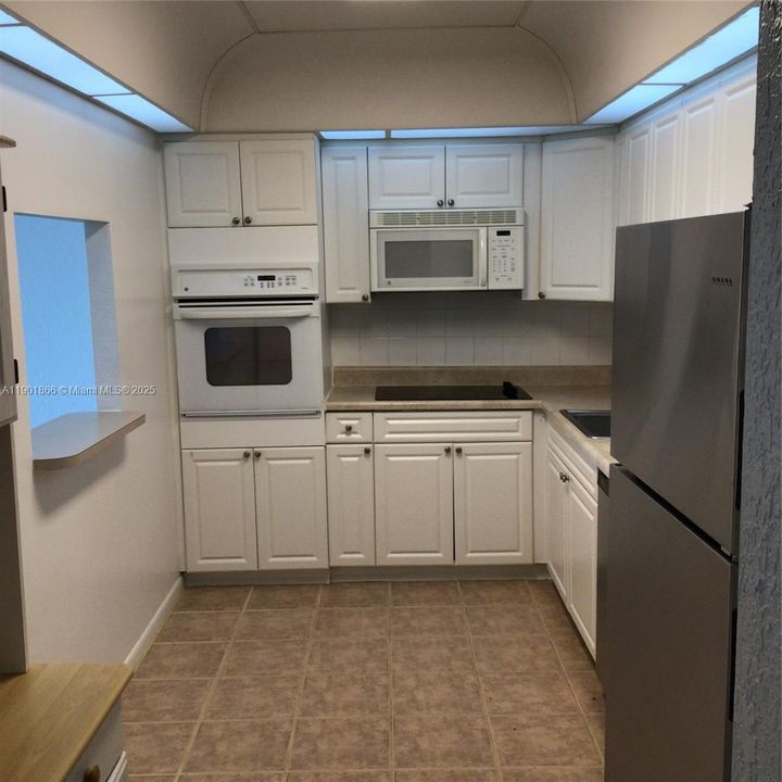 合同活跃: $300,000 (1 贝兹, 1 浴室, 1000 平方英尺)