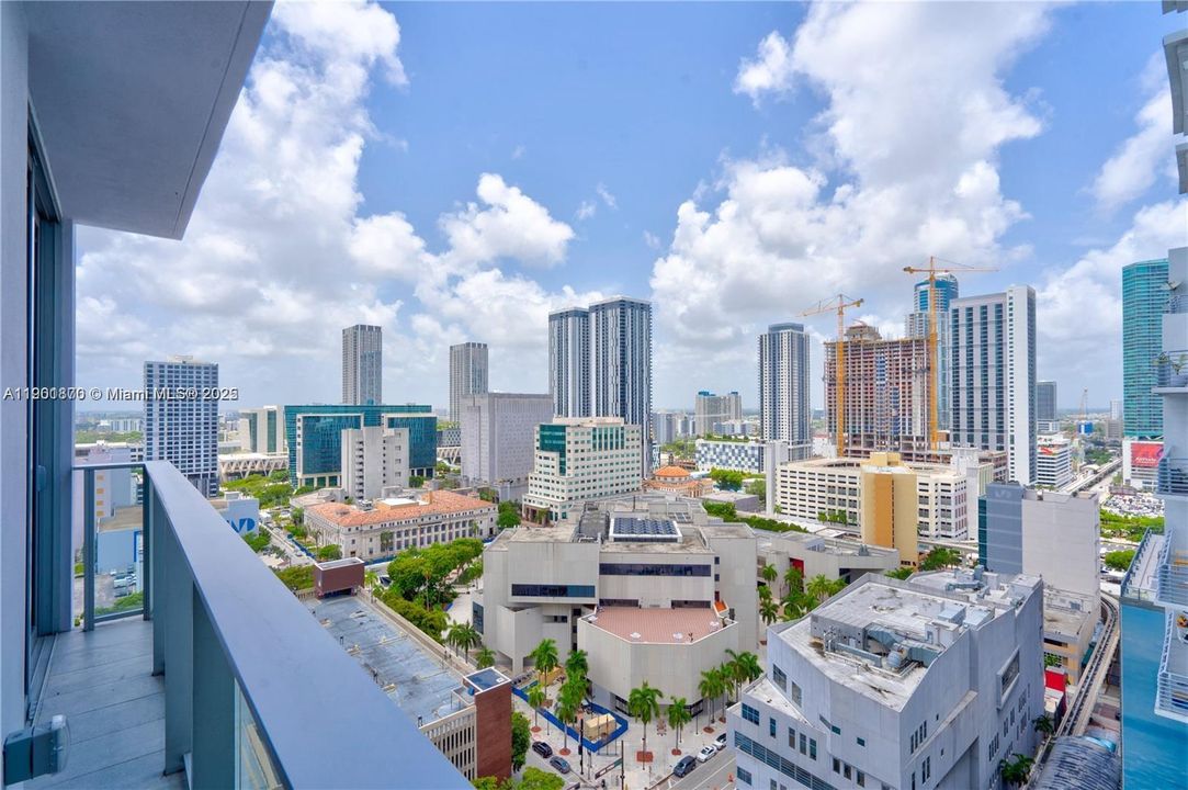 For Sale: $615,000 (2 beds, 1 baths, 647 Square Feet)