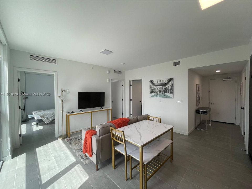 For Sale: $615,000 (2 beds, 1 baths, 647 Square Feet)