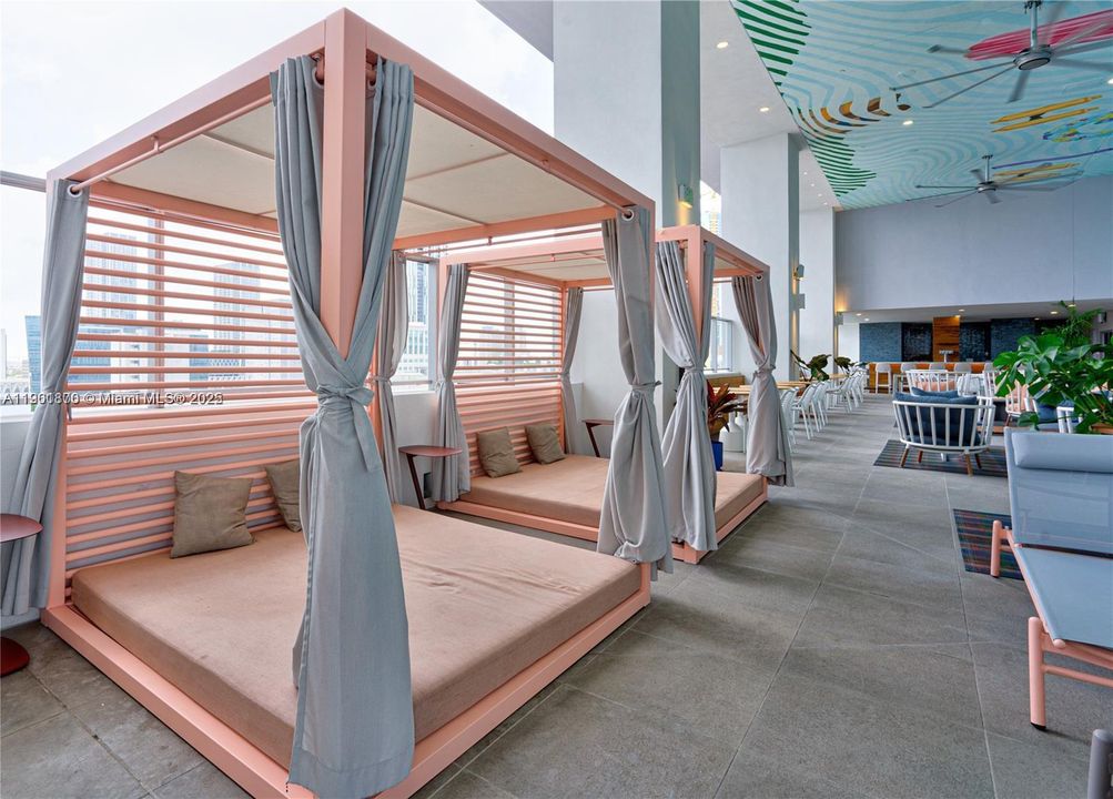 For Sale: $615,000 (2 beds, 1 baths, 647 Square Feet)