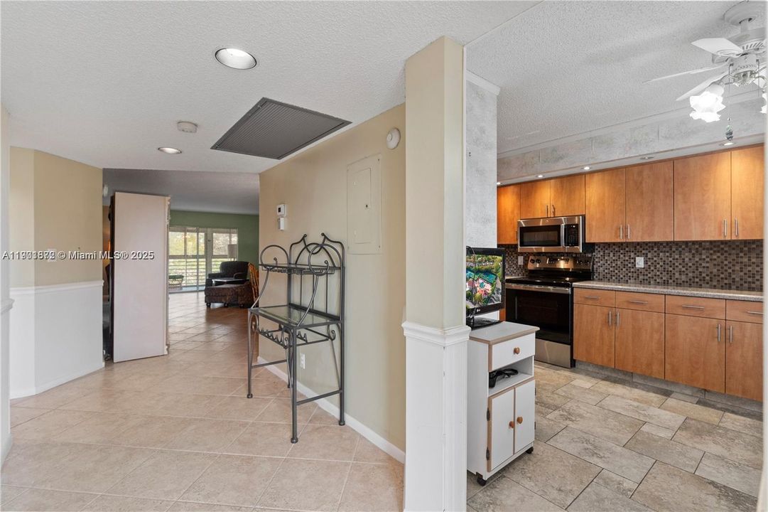 For Sale: $170,000 (2 beds, 2 baths, 1225 Square Feet)