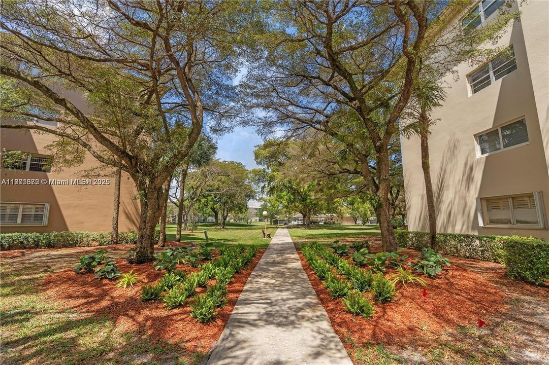 For Sale: $170,000 (2 beds, 2 baths, 1225 Square Feet)