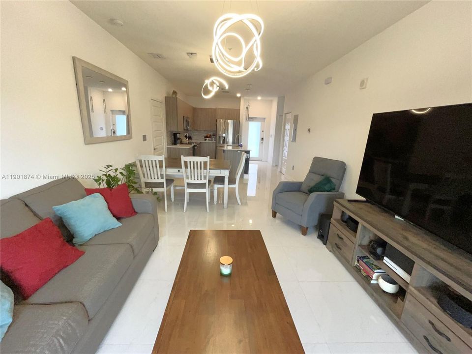 For Sale: $485,000 (2 beds, 2 baths, 1129 Square Feet)