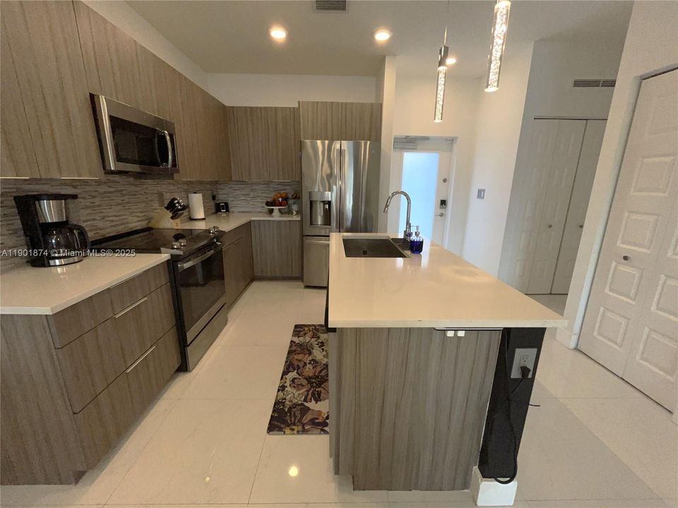 For Sale: $485,000 (2 beds, 2 baths, 1129 Square Feet)