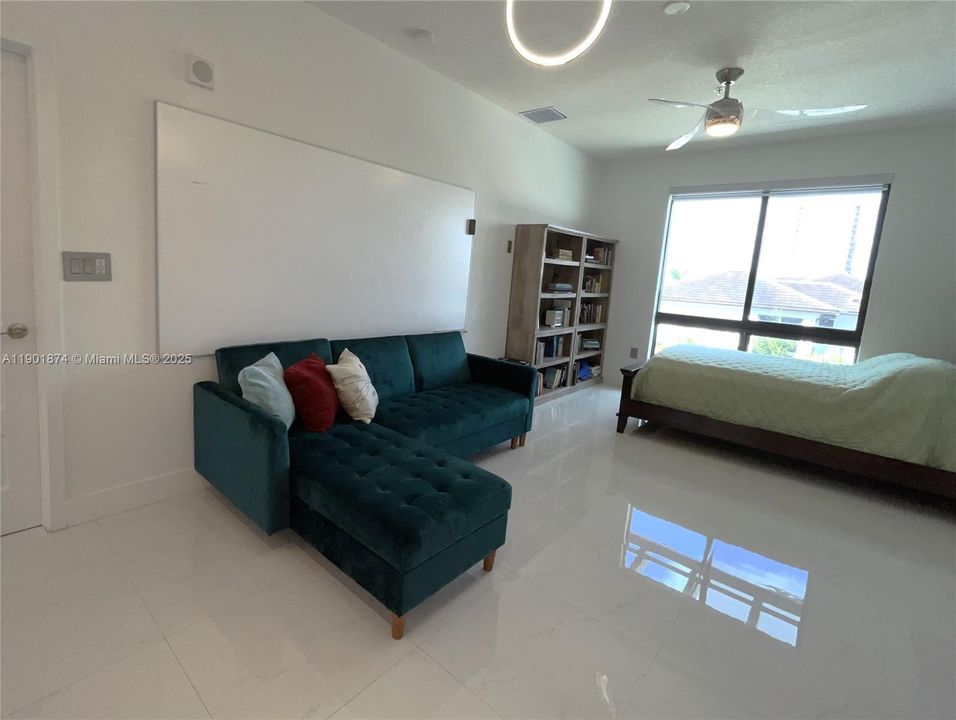 For Sale: $485,000 (2 beds, 2 baths, 1129 Square Feet)