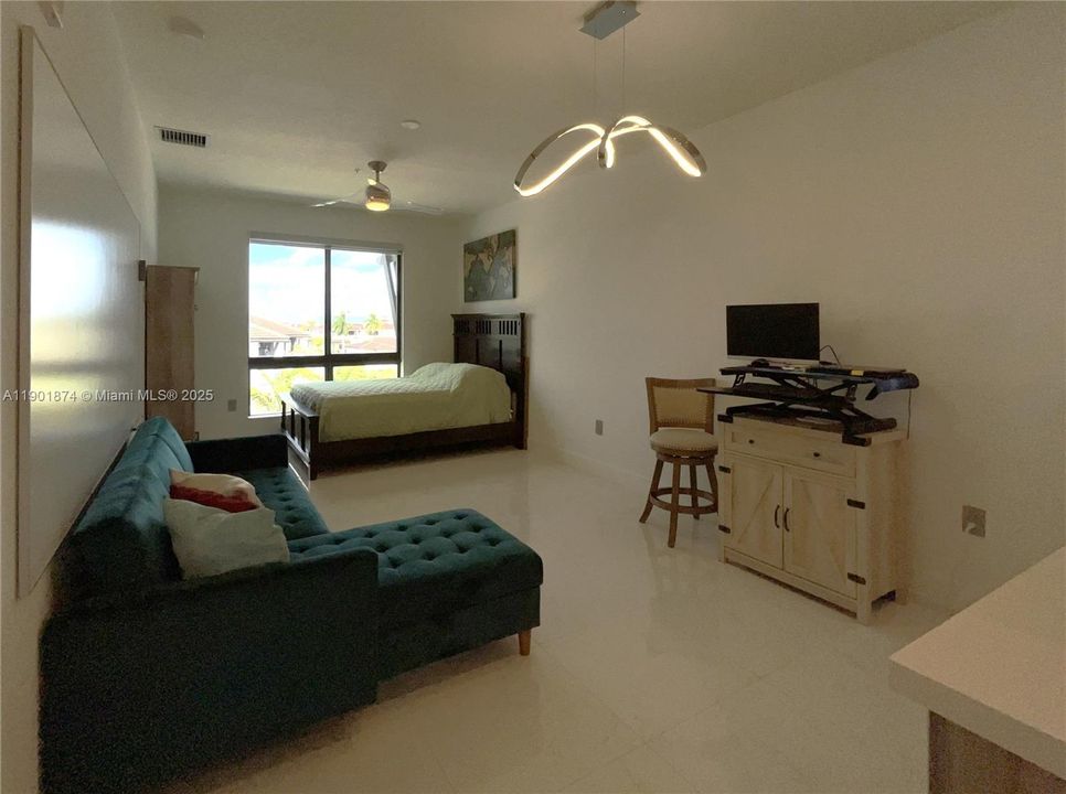 For Sale: $485,000 (2 beds, 2 baths, 1129 Square Feet)