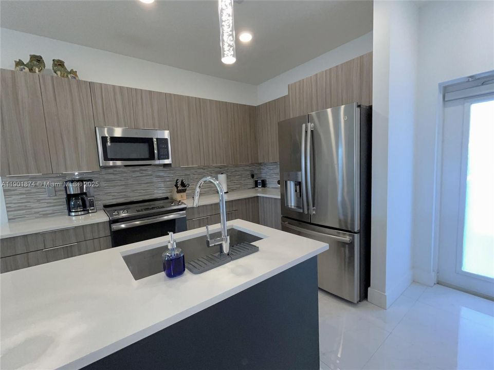 For Sale: $485,000 (2 beds, 2 baths, 1129 Square Feet)