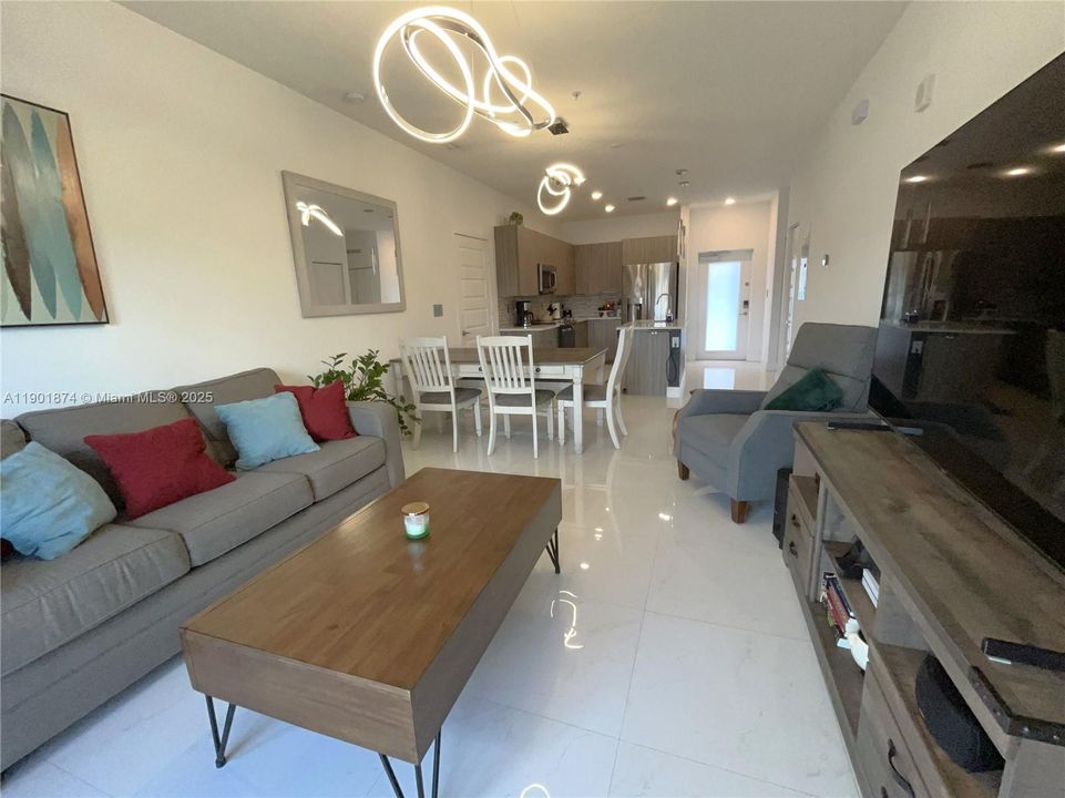 For Sale: $485,000 (2 beds, 2 baths, 1129 Square Feet)