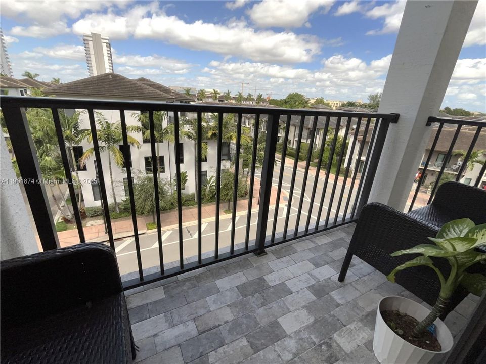For Sale: $485,000 (2 beds, 2 baths, 1129 Square Feet)