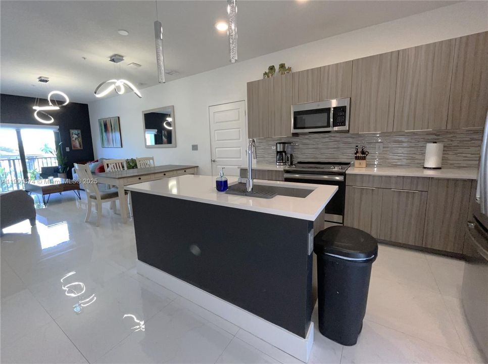 For Sale: $485,000 (2 beds, 2 baths, 1129 Square Feet)