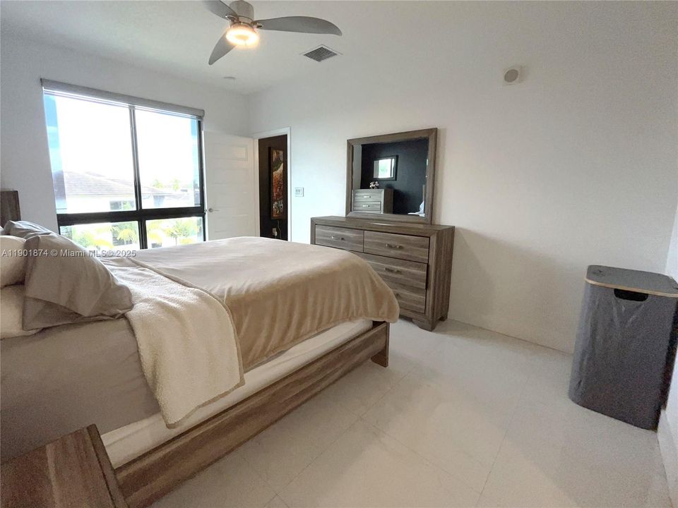 For Sale: $485,000 (2 beds, 2 baths, 1129 Square Feet)