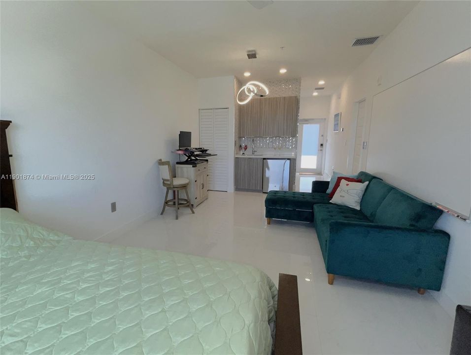 For Sale: $485,000 (2 beds, 2 baths, 1129 Square Feet)