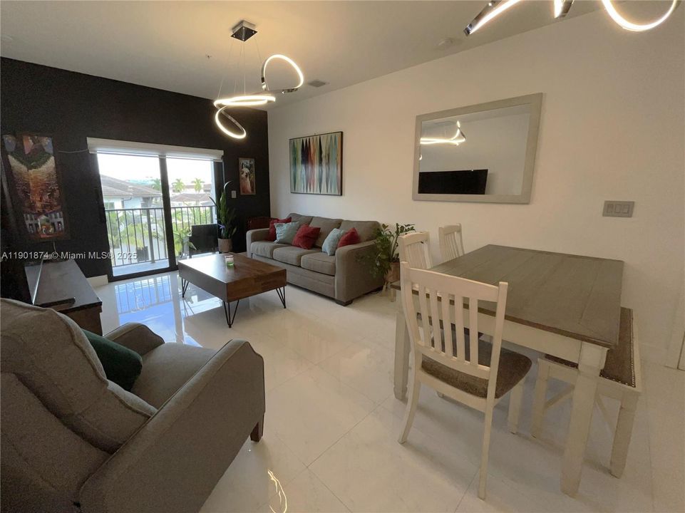 For Sale: $485,000 (2 beds, 2 baths, 1129 Square Feet)