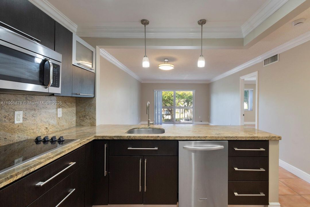 For Rent: $1,900 (1 beds, 1 baths, 712 Square Feet)