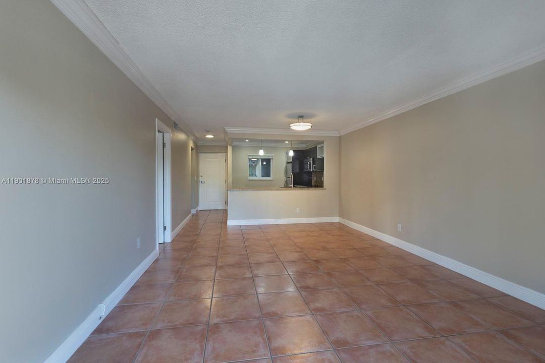 For Rent: $1,900 (1 beds, 1 baths, 712 Square Feet)