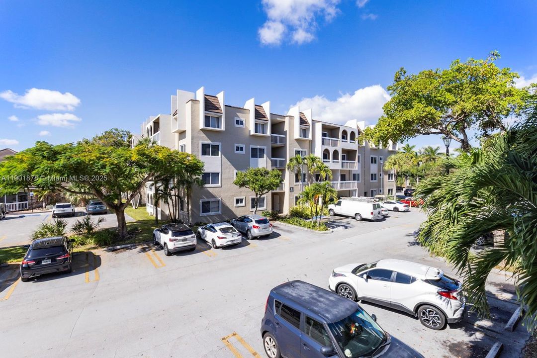 For Rent: $1,900 (1 beds, 1 baths, 712 Square Feet)