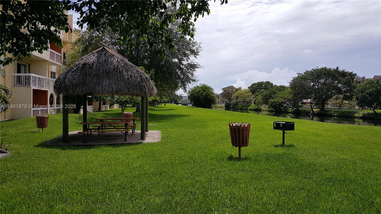 For Rent: $1,900 (1 beds, 1 baths, 712 Square Feet)