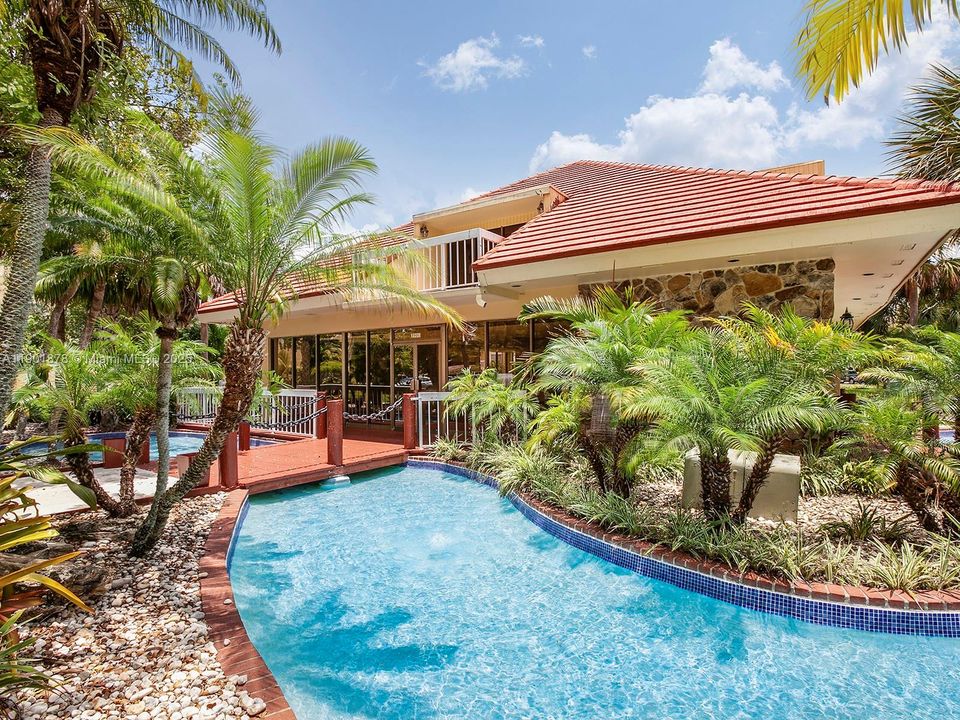 For Rent: $1,900 (1 beds, 1 baths, 712 Square Feet)