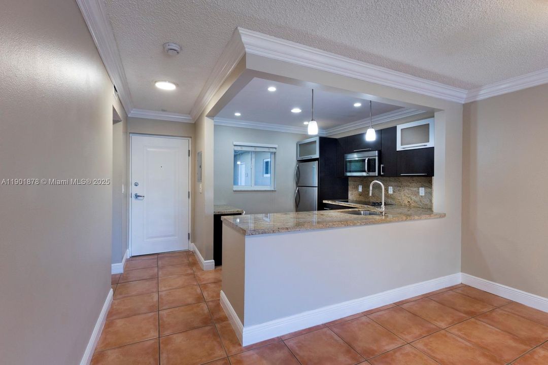 For Rent: $1,900 (1 beds, 1 baths, 712 Square Feet)