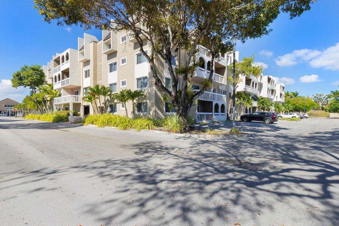 For Rent: $1,900 (1 beds, 1 baths, 712 Square Feet)