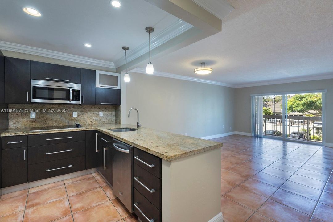 For Rent: $1,900 (1 beds, 1 baths, 712 Square Feet)