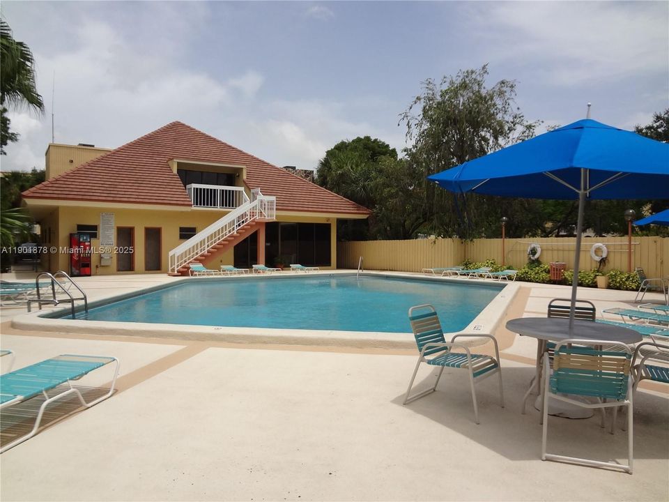 For Rent: $1,900 (1 beds, 1 baths, 712 Square Feet)