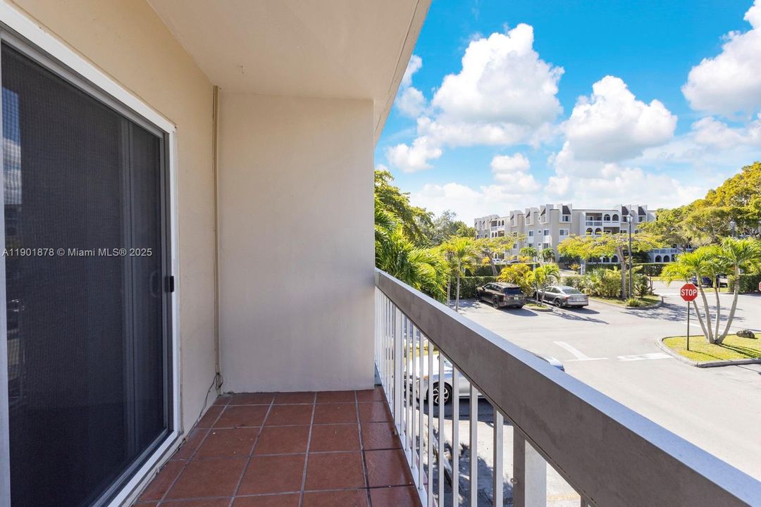 For Rent: $1,900 (1 beds, 1 baths, 712 Square Feet)