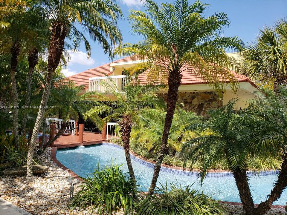 For Rent: $1,900 (1 beds, 1 baths, 712 Square Feet)