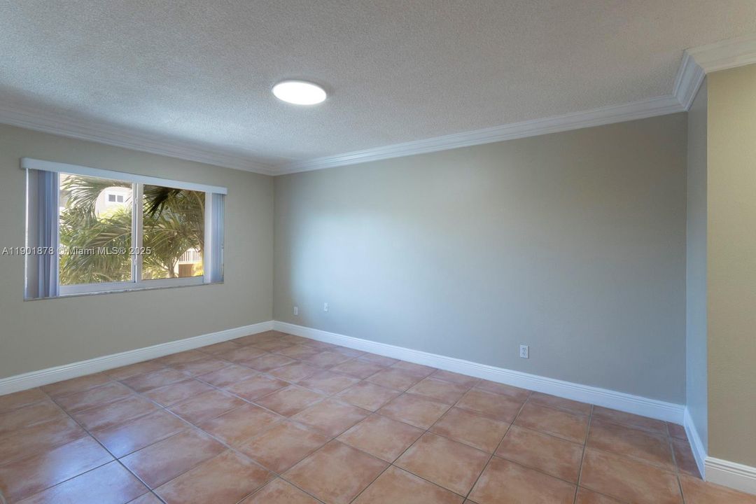 For Rent: $1,900 (1 beds, 1 baths, 712 Square Feet)