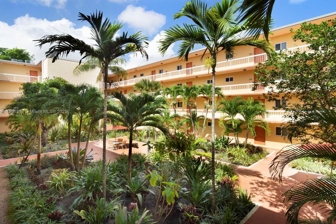 For Rent: $1,900 (1 beds, 1 baths, 712 Square Feet)