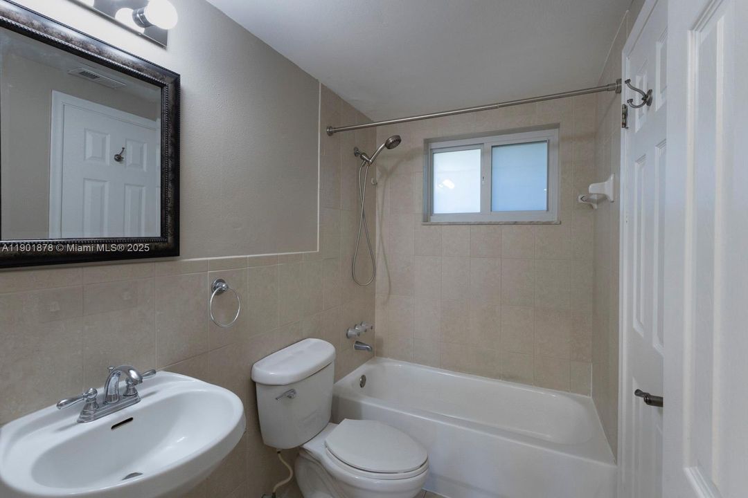 For Rent: $1,900 (1 beds, 1 baths, 712 Square Feet)