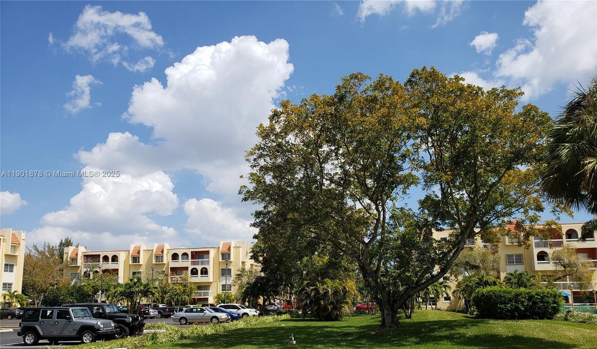 For Rent: $1,900 (1 beds, 1 baths, 712 Square Feet)