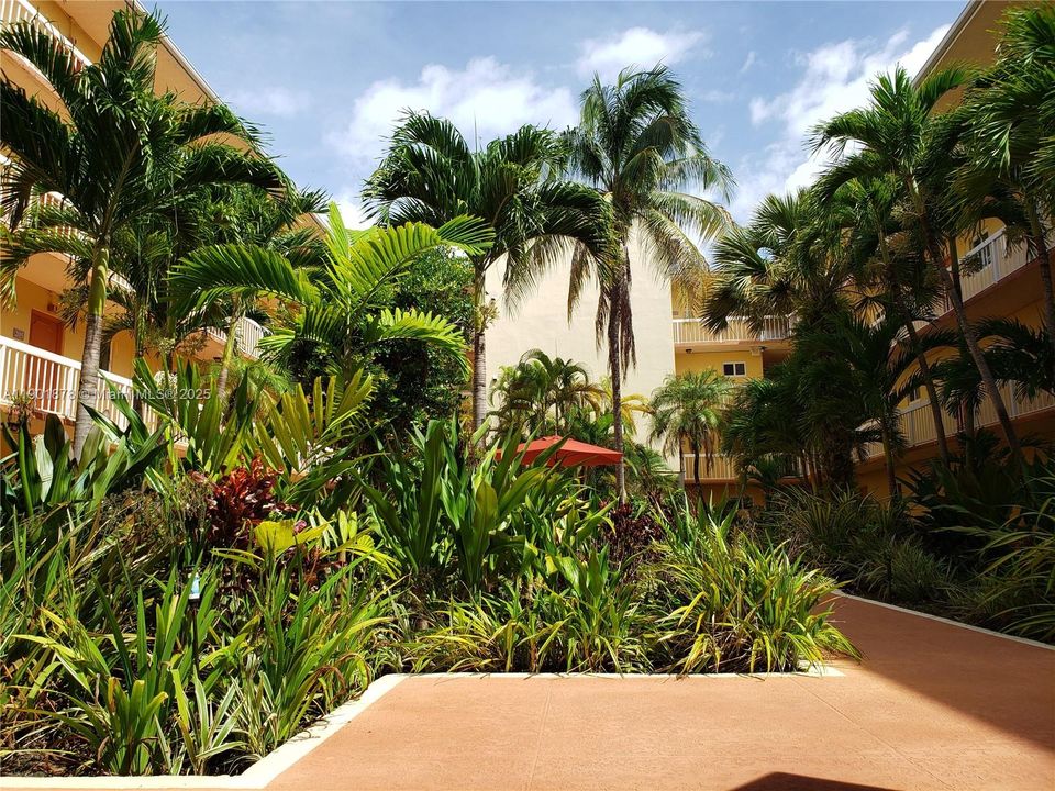 For Rent: $1,900 (1 beds, 1 baths, 712 Square Feet)