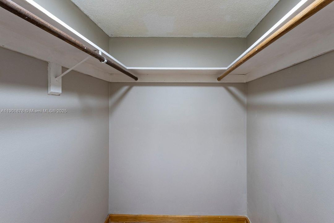 For Rent: $1,900 (1 beds, 1 baths, 712 Square Feet)