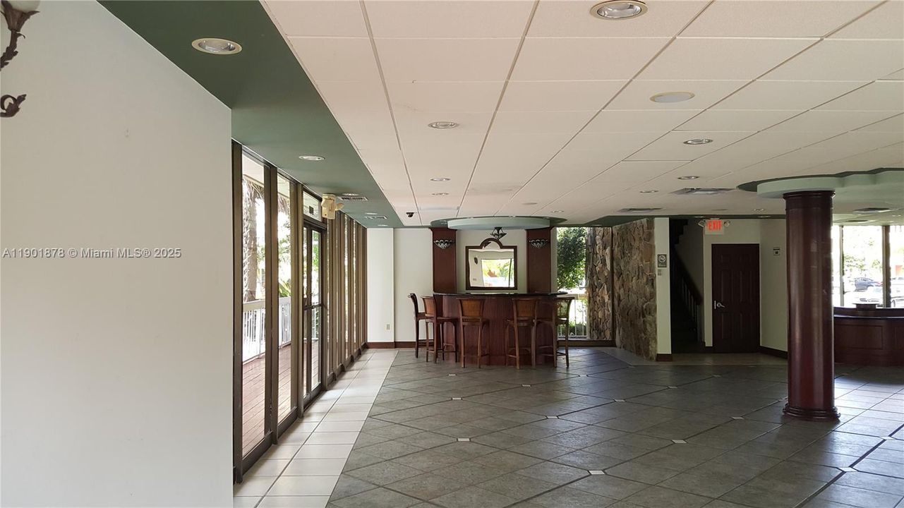 For Rent: $1,900 (1 beds, 1 baths, 712 Square Feet)