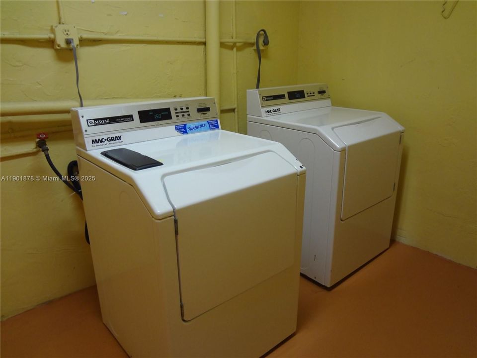 For Rent: $1,900 (1 beds, 1 baths, 712 Square Feet)