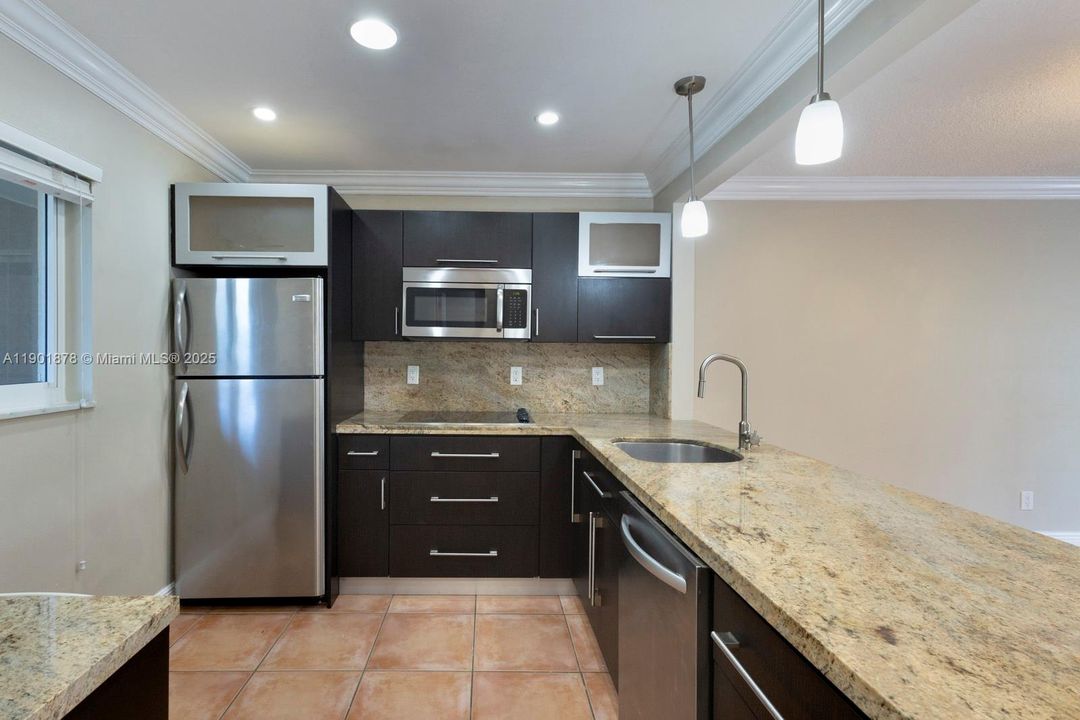 For Rent: $1,900 (1 beds, 1 baths, 712 Square Feet)