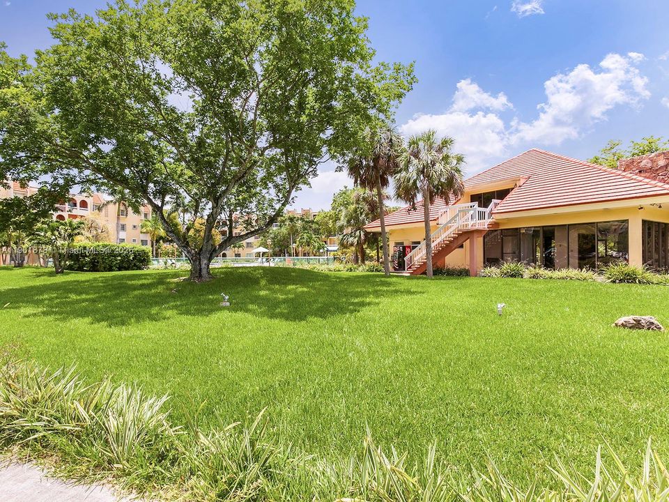 For Rent: $1,900 (1 beds, 1 baths, 712 Square Feet)