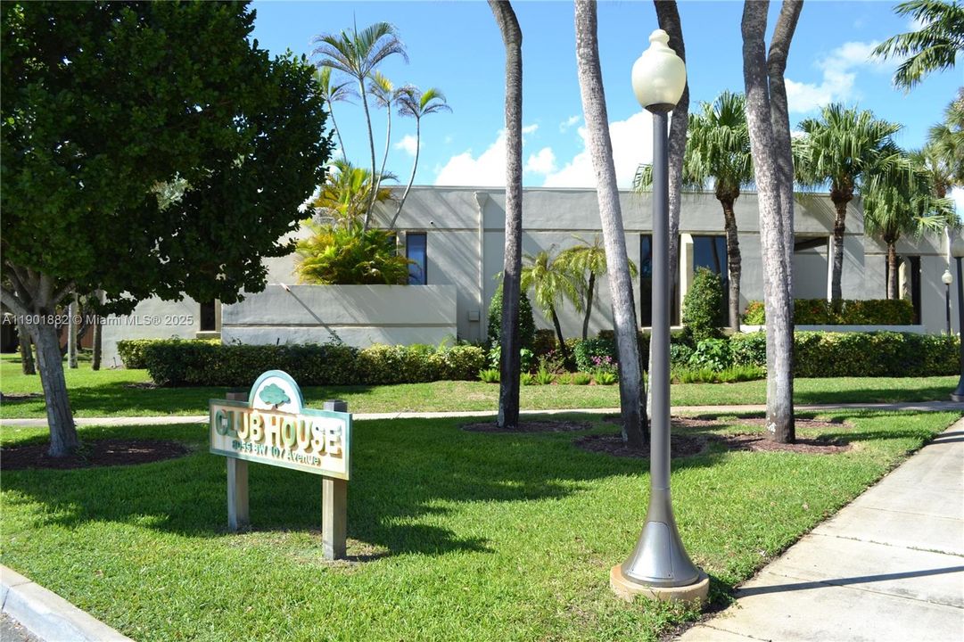 For Rent: $2,500 (2 beds, 2 baths, 965 Square Feet)