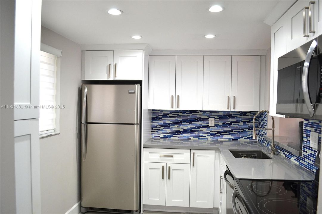 For Rent: $2,500 (2 beds, 2 baths, 965 Square Feet)