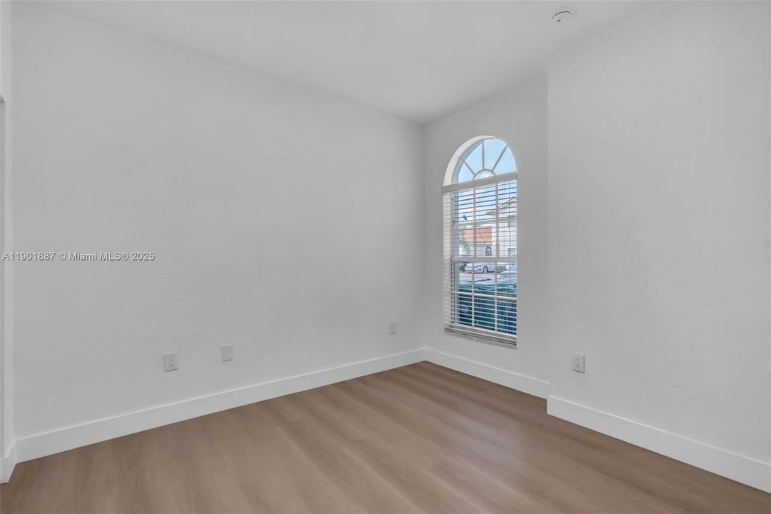 合同活跃: $449,000 (3 贝兹, 2 浴室, 1308 平方英尺)