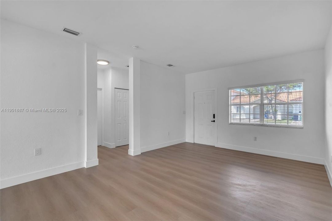 合同活跃: $449,000 (3 贝兹, 2 浴室, 1308 平方英尺)