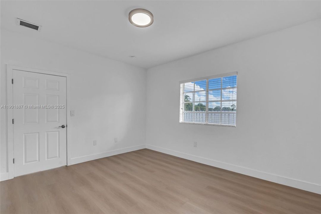 合同活跃: $449,000 (3 贝兹, 2 浴室, 1308 平方英尺)