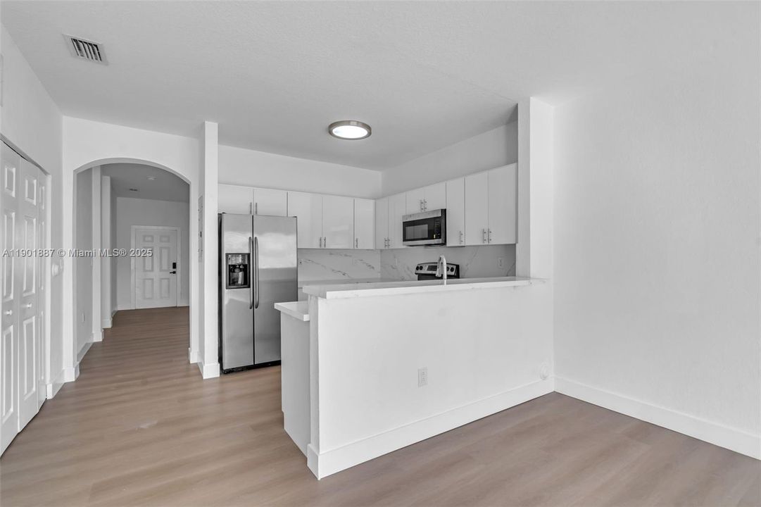 合同活跃: $449,000 (3 贝兹, 2 浴室, 1308 平方英尺)