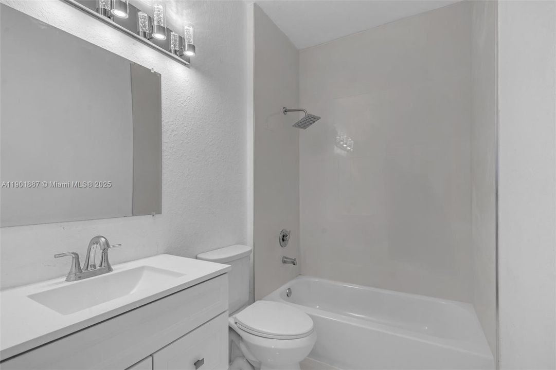 合同活跃: $449,000 (3 贝兹, 2 浴室, 1308 平方英尺)