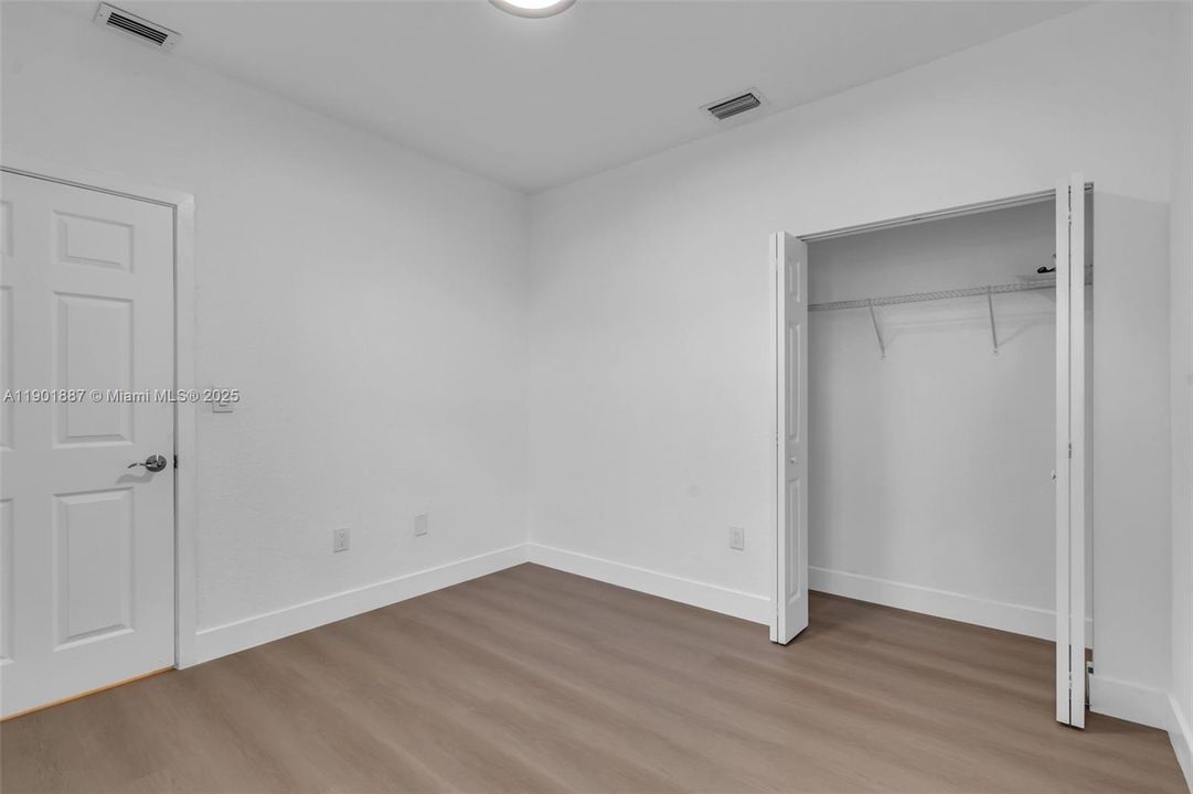 合同活跃: $449,000 (3 贝兹, 2 浴室, 1308 平方英尺)