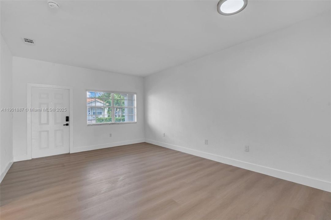 合同活跃: $449,000 (3 贝兹, 2 浴室, 1308 平方英尺)