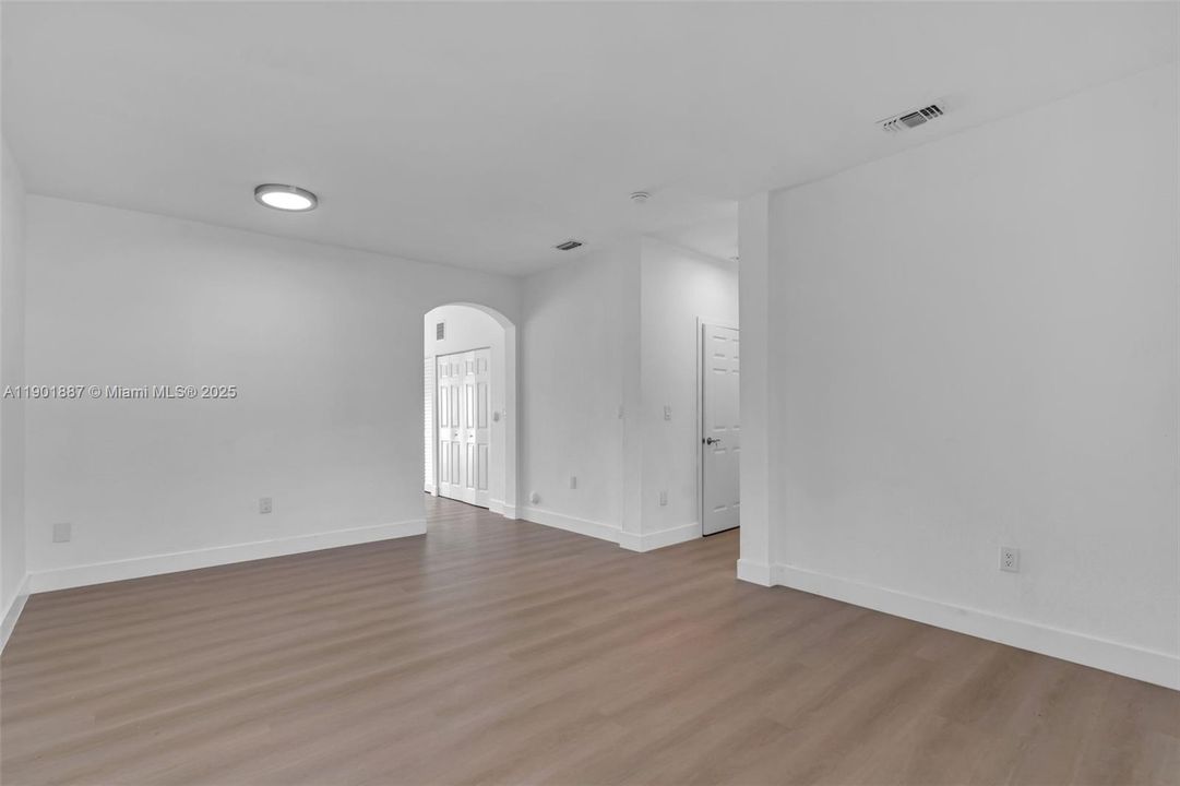 合同活跃: $449,000 (3 贝兹, 2 浴室, 1308 平方英尺)