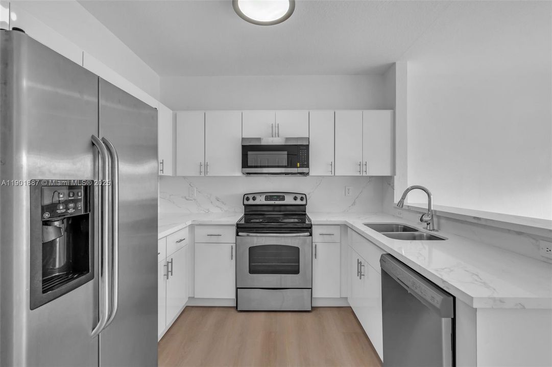 合同活跃: $449,000 (3 贝兹, 2 浴室, 1308 平方英尺)